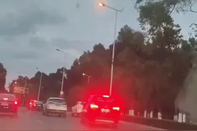 路上偶遇三个显眼包连环相撞，网友:白车这一撞属实没想到#三车相撞图片