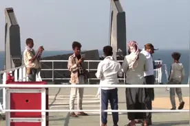 外媒：也门胡塞武装扣押船只成旅游景点 游客在甲板上拍照图片