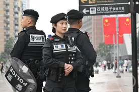 国庆节解放碑街头的女特警找到了！她是位文武双全的小姐姐图片