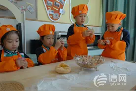 青岛即墨区萌娃冬至包饺子 体验中国传统文化魅力图片