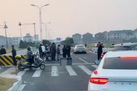宁波一地辟谣公务员驾车撞倒多名学生：确有车祸，但非公务员，未撞倒多名学生图片