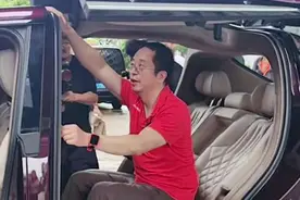 好大一声惨叫！周鸿祎测试广汽埃安车门防夹功能，惨遭夹手视频封面