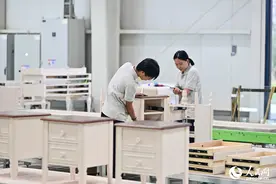 江西赣州南康区：传统制造向智能制造转型图片