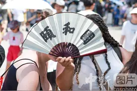 北京高温天气持续 游客游览颐和园热情不减图片