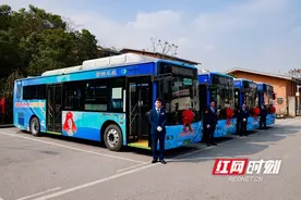 长沙“雷锋车组”焕新启程 十米车厢打造乘客“温馨之家”图片