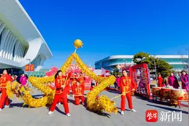 游客“提前过年”，扬州非遗年货嘉年华在高铁站启动图片
