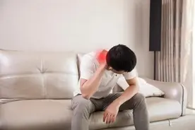 一转脖子就咔咔响，是得颈椎病了？真相是……图片