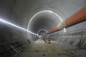 柳梧铁路项目紫荆瑶山隧道进口至斜井段顺利贯通图片