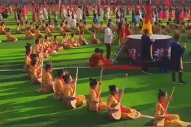 追光 | 新疆是个好地方 踢球打球健身忙图片