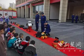 致敬火焰蓝 萌娃化身“小小消防员”图片