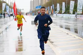 天门春季万人长跑鸣枪开跑图片