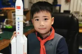 太酷了！10岁男孩期末复习画电路板造火箭图片
