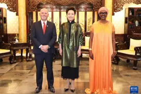 彭丽媛会见联合国副秘书长、联合国艾滋病规划署执行主任拜安伊玛和世界卫生组织助理总干事所罗门图片