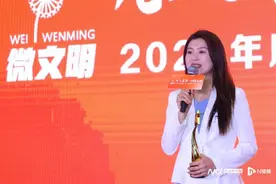 “纸条老师”彭佳华：课堂上手写小纸条，向学生传递爱与鼓励图片