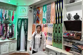 四季看新疆之沿着河湖看新疆|“艾德莱斯”织出时尚新生活图片