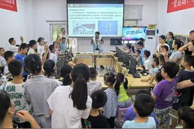 西安市阎良区：模拟飞行进社区 点燃少年爱国情图片