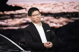 在董宇辉的直播间，余承东又开“金手指”图片