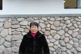 夜间发现邻居家起火 68岁的她闯火场救出87岁失明的她图片