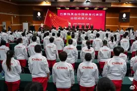 成龙担任巴黎残奥会火炬手图片