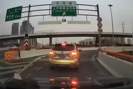 SUV驶入高架匝道后，竟原地掉头！记12分！图片