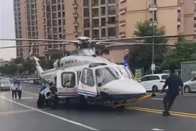广东中山街头一直升机被多人推着往前走，航司回应图片