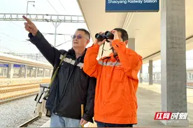 新春走基层丨怀化铁路线上有位“不老松”图片
