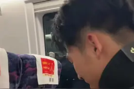 情侣高铁上被东北大叔疯狂投喂爆米花笑翻网友，当事人：会请大爷吃饭图片