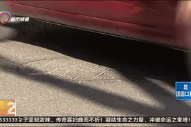 车一过井盖就哐当哐当响，居民：这条路的井盖真扰民！图片