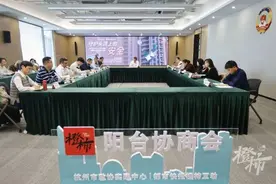 “半夜11点楼上整盆水泼下来”，滨江一业主忍无可忍 | 橙柿阳台协商会聚焦“悬在城市上空的痛”图片