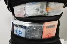 青茂海关查获一起旅客绑藏44台旧手机进境案图片