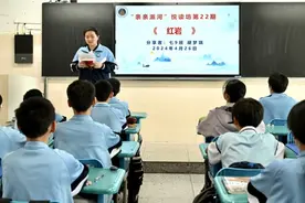 中学生悦读红色经典润泽青春底色图片