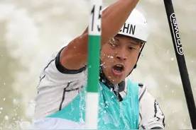 皮划艇激流回旋单人项目决赛 谢远聪申诉后夺金 川将李露遗憾摘银图片