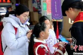猜灯谜、开盲盒 春运首日衡阳车站欢乐多图片