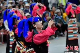 西藏拉萨：布达拉宫脚下的锅庄舞大赛图片