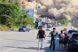 目击者拍下台湾地震山崩瞬间：灰尘腾起如蘑菇云图片