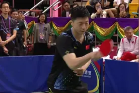 马龙对阵香港选手 背后发球秀得飞起图片