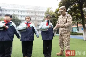 “雷锋叔叔”空降校园！军校官兵与小学生共话雷锋精神图片