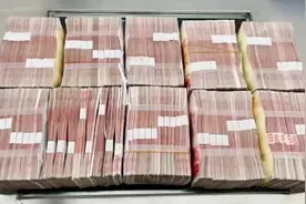 满满一行李箱！旅客违规携带100万人民币出境被查，提醒：进出境携带现钞最多不能超2万视频封面