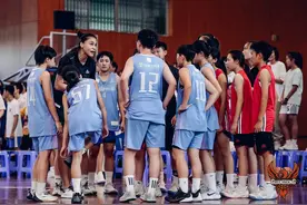广东女篮走进佛山一中，“无畏金兰”校园绽放图片