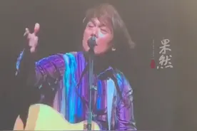 伍佰郑州演唱会和年轻歌迷互动，“你们才25岁，怎么会听我的歌呢”图片