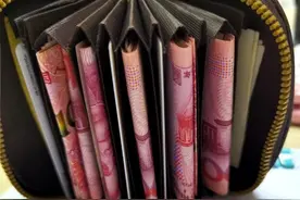 装钱布袋滑落 好心保安拾获物归原主图片