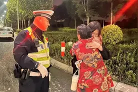 寻亲人，救伤者，及时扑灭自燃车……山东交警守护假期平安图片