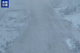 西藏扎墨公路因雪崩造成道路中断 无人员及车辆被埋图片