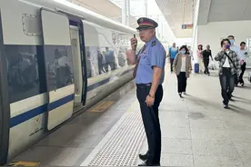 三亚站客运值班站长刘声远：用心用情服务旅客 打造“有温度”的三亚站图片