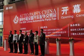 参展企业近2000家，第95届全国汽配会在济南开幕图片