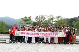 福城街道丹湖社区开展长者重阳踏青活动，共话浓浓桑榆情图片