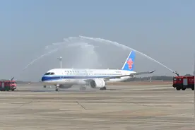南航C919国产大飞机湖南“首秀”图片