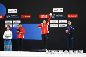 全红婵跳水世界杯摘银 将英国铜牌得主“公主抱”图片