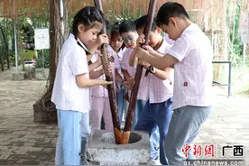 广西桂林孩童走进大自然 培养保护生态环境意识图片
