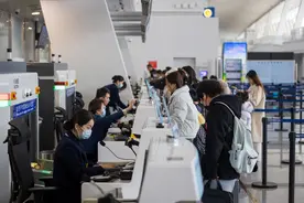 春运期间，武汉天河机场预计日均起降680架次航班，每天36趟列车途径机场高铁站图片